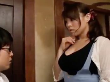 全然懐いてくれない義理の息子にアピールする為にJKコスに着替えた結果パコ開始人妻熟女コスプレぶっかけの無料エロ動画