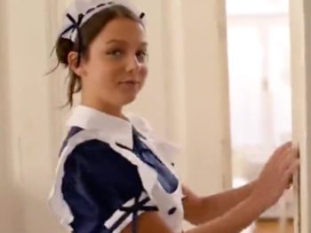 ニーハイメイドの美少女がアナルを激突きされ愛液ダダ漏れ美少女コスプレ中出し顔射アナルのアダルト動画