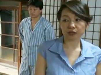 義息子のチンポをなし崩し的に受け入れる熟女妻痴女人妻熟女近親相姦のエロ動画