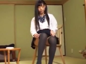 同じマンションに住む男を家に誘ってパコらせるニーハイ美脚の美少女JK女子校生美少女痴女のアダルト動画