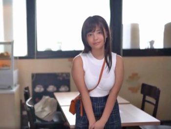 パイスラが魅力的でルックスも最高レベルの巨乳彼女とラブラブセックス巨乳女子校生美少女コスプレのAV無料動画