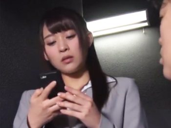 可愛すぎる先輩OLに我慢できなくなって出張先のホテルで夜這い決行！お姉さんOL顔射のアダル...