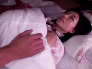 とか言いつつ寝ている旦那の横で中出し不倫パコを完遂するデカ乳妻巨乳痴女人妻中出し美神さゆり...