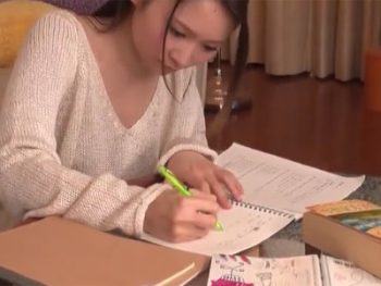 胸元ゆるゆるな格好で勉強する美女に思わずムラついて我慢できず即パコ巨乳お姉さんぶっかけのエロ動画