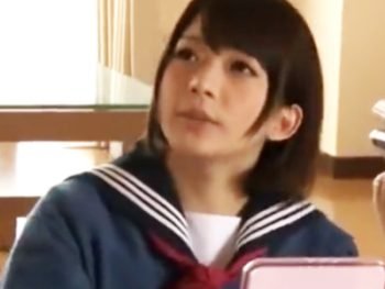 友達の可愛い妹のオマンコをコタツの下で刺激→その気になってフェラしてきたのでこっそりパコって中出しｗ美少女妹中出しのアダルト動画