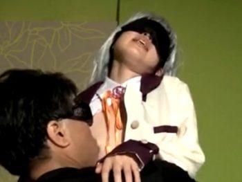 乳首だけでも狂ったように感じる素人レイヤーと目隠しパコｗ素人美少女コスプレハメ撮りのエロ動画