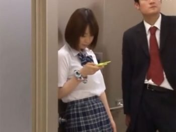 制服姿の巨乳JKがエレベーターに挟まってしまい→強引中出しレイプ巨乳女子校生美少女中出しのアダルト動画