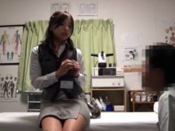 刺激されてパンツにシミを作ってしまった巨乳OLさんが欲求不満を見破られてデトックスSEX巨乳素人OL中出しマッサージのアダルト動画