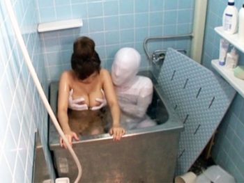 透明人間になれるドリンクを手にいれた父親が愛娘の処女を奪ってしまうｗ女子校生処女レイプ近親相姦のエロ動画