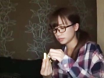 地味メガネ女を脱がせたらたまらん巨乳→中出し我慢できず‥ｗ巨乳素人お姉さん痴女めがね中出しハメ撮りのアダルト動画