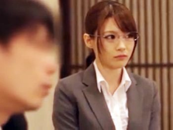 出張先で相部屋になった絶倫の上司に一晩中ハメられ何度もイカされた人妻OL人妻OLめがねのエ...
