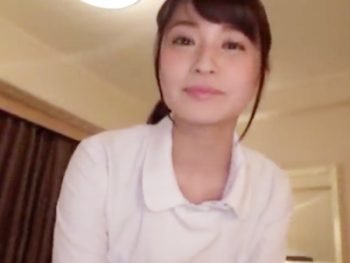 ナースコスの美女が優しく手コキ抜き！素人お姉さんフェラ手コキの無料セックス動画