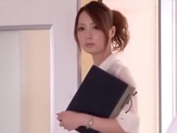 授業中にこっそりマンズリこいちゃうような痴女教師を3Pハメでお仕置き痴女女教師顔射のエロ動画