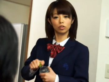 親戚の叔父さんに発情されチンポねじ込まれちゃう姪っ子JK女子校生美少女痴女顔射レイプの無料エロ動画