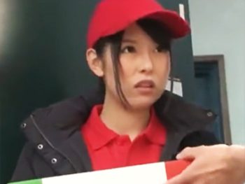 ピザ屋の配達スタッフに媚薬チンコを無理やり突っ込み顔射レイプ美少女顔射イラマチオレイプのエロ動画
