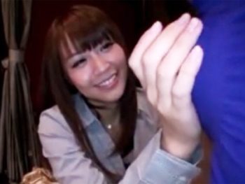 センズリ鑑賞で興奮してハプニング膣内挿入まで許しちゃう美女ｗ素人お姉さんハメ撮りのエッチな動画