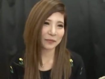 着衣のまま敏感マンコを電マ責めされて潮吹きしちゃうギャル娘とぶっかけ乱交お姉さんぶっかけ潮吹き乱交のアダルト動画