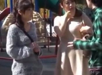 美人ママ友2人を芋づるナンパ！2人揃ってレスの欲求不満を爆発させて仲良く不倫乱交素人人妻ナンパ乱交のAV無料動画