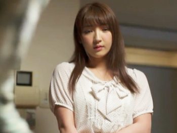 自宅に招いた喫茶店を経営している男に裏切られ中出しレイプされる巨乳妻巨乳人妻中出しレイプのアダルトSEX動画