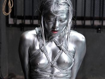 マニア向け！たっぷりの銀色ペンキを塗って銀像プレイ巨乳お姉さん玉城マイの無料アダルト動画