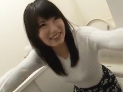 あどけない美乳娘がカメラの前で初放尿→初3Pで同時攻めされガチイキ！巨乳美少女顔射潮吹き3P波木はるかのアダルト動画