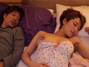 逆に拷問かよ！絶対に手が出せない義姉たちと添い寝することになり…巨乳お姉さん痴女近親相姦3P君島みお宝田もなみのアダルト動画
