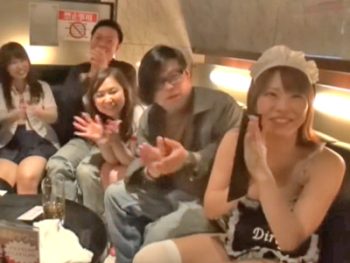 1000人目のお客様に抜きサービスをプレゼントしてくれるランパブ巨乳美少女お姉さん乱交のポルノ動画