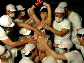 ヒェッ！無数の手に犯されるガチ女子！言われるがままハメ倒されるメイド幼女美少女コスプレ乱交のアダルト動画