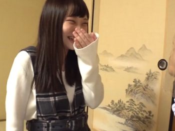 恥ずかしがってる姿がリアルに可愛い童顔女子をその場で激突き上げ！素人美少女ナンパのアダルト動画