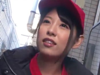 宅配ピザ注文したら可愛いデリバリースタッフが来たので玄関で凌辱ｗ美少女レイプ顔射のエロ動画