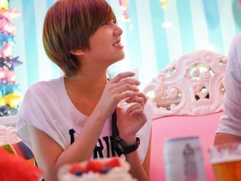 20歳を迎えたボーイッシュ美少女が初めてのお酒に飲まれてトロ酔い性交巨乳美少女顔射潮吹き乱交のエロ動画