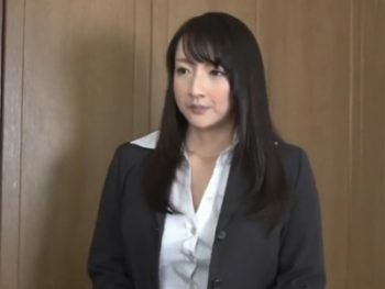 黒髪ロングの清楚系人妻の産経マンコをデカマラで容赦なくガン突きハメ人妻熟女顔射のエッチ動画