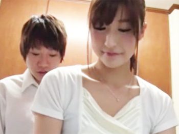 まだ経験のない息子にせがまれて手コキ＆フェラでご奉仕しちゃうダメなママ人妻フェラ手コキの無...