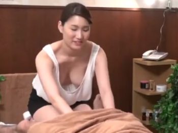 胸チラ施術で挑発してくる巨乳整体師に誘われるがまま中出しパコ！巨乳お姉さん中出しマッサージの無料アダルト動画