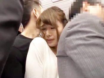 満員電車で痴漢されてそのままレイプハメされて潮吹きしちゃうお姉さんお姉さん中出し痴漢碧しのの無料アダルト動画