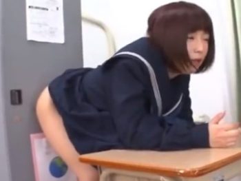 学校中に生えてるチンポを手コキフェラ抜きしちゃうJK女子校生美少女フェラ手コキのアダルトエロ動画