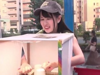 まさかこの中からチンコが出てくるなんて…ｗ素人美少女ナンパのアダルト動画