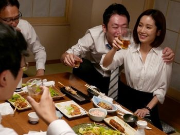 電車が運休→帰れなくなった人妻が会社部下と朝までNTR不倫！巨乳人妻OL小島みなみのエロ動画