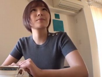 笑顔の可愛い爆乳ショトカ娘とハメ撮り！男優の家でプライベート風にハメ倒される美少女巨乳美少女河合あすなのアダルト動画