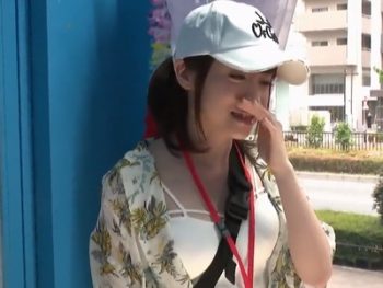 AV制作会社の美人ADが言いくるめられて中出しハメ巨乳素人ギャルナンパのエロ動画