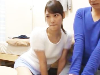 奥手な男とAV鑑賞してリードしてパコっちゃう美少女美少女痴女顔射のアダルトSEX動画