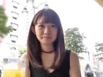 笑顔が可愛い美少女が野外でフェラチオ抜き！素人美少女フェラ露出のアダルト動画