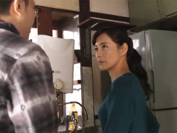 暴走息子にチンポしゃぶらされてしまう美人母熟女フェラ近親相姦のエロ動画