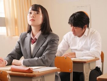いつもは眼鏡で優等生なJKは中年チンポを狂わす魔性の小悪魔女子校生美少女痴女めがね架乃ゆら...