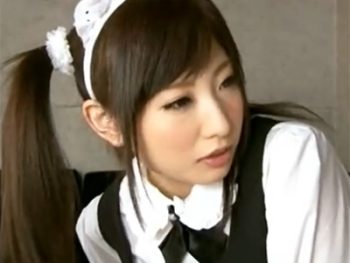 ドMなおじさんをキモがりながらご奉仕するメイド美少女M男コスプレフェラ手コキのエロ動画