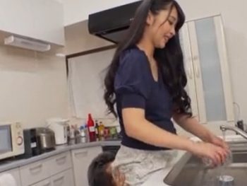 ムッチリ巨乳に我慢できずに台所でおっぱじめる！巨乳お姉さんのアダルト動画