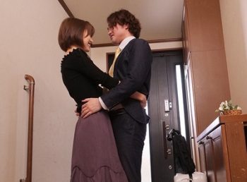 1か月の出張から帰った途端に…清楚だった妻がザーメンなくなるまでチンポを離してくれないんだがｗ巨乳痴女葵つかさのアダルト動画