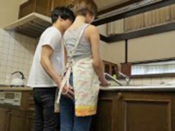 こっそり息子とハメるセクシーママ巨乳人妻近親相姦のエロ動画