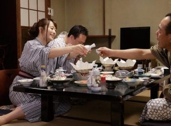 ムッチリ人妻が完全媚薬堕ち…旅行先の布団の中でも媚薬のせいで義父チンポでイキまくり！巨乳人妻中出し白石茉莉奈のアダルト動画