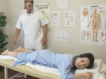 施術と騙して美女たちを次々にハメていく悪徳マッサージ師！盗撮マッサージのアダルト無料動画